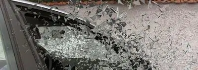 Bris de glace : assurance et réparations accident-voiture-vitre-bris