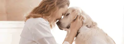 Assurance habitation : que couvre-t-elle pour les animaux domestiques ? Femme et chien