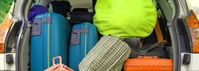 10 essentiels pour un voyage en voiture réussi voiture-coffre-valises