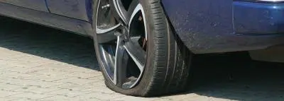 Crevaison et assurance auto : prise en charge et option pneu-creve-voiture