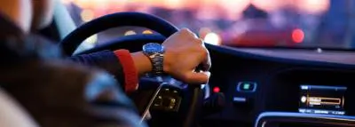 Assurance cabriolet : protégez votre plaisir bel-homme-au-volant