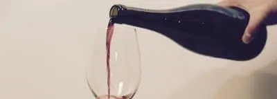 Cure de désintox : options et coûts bouteille-verre-vin-alcool