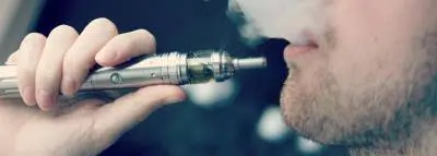 Fumeurs : les conséquences sur l'assurance emprunteur homme cigarette électronique