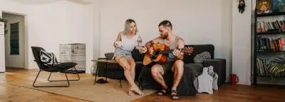 Couchsurfing : assurances et couverture canapé homme femme