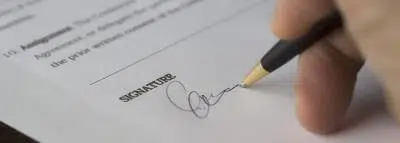 contrat-signature-stylo-main