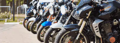 Le contrôle technique pour les motards est maintenu Motos garées