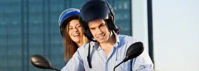 couple-scooter-casques Le port du casque est obligatoire pour le conducteur et le passager de la moto