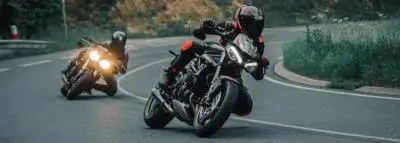 Assurance moto pas cher : astuces et conseils Deux motos sur route