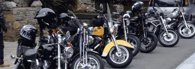 Où fixer la vignette Crit'Air sur une moto ? Motos garées