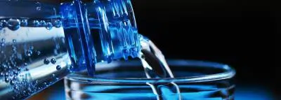 eau-bouteille-plastique Des particules de plastique ont été trouvé dans 93 % des échantillons