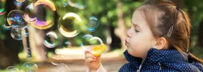 enfant-fillette-bulles