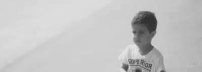 Qu'est-ce que la drépanocytose ? enfant-seul-noir-blanc