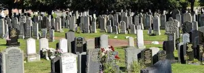 Assurance Décès : définition, fonctionnement, garantie cimetiere pierres tombales fleurs