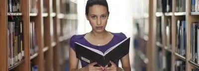 Peeling visage et remboursement acné etudiant-jeune-fille