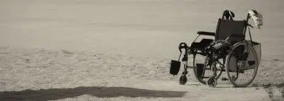 Assurance emprunteur pour handicapés fauteuil-roulant-sable-handicap