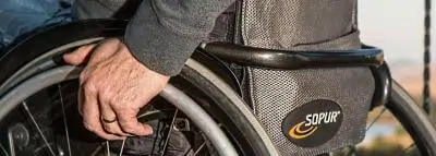 Assurance pour fauteuil roulant électrique fauteuil-roulant-main-homme