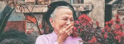 Assurance décès : 6 histoires insolites femme-agee-rigole