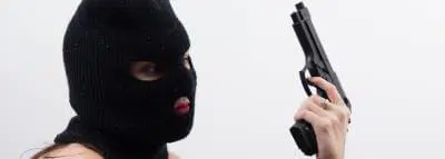 femme-cagoule-arme femme-cagoule-arme