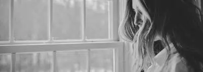 Alors que les inégalités de genre persistent dans la prise en charge médicale des femmes, un nouvel élan se profile pour l'avenir de leur santé. femme noir et blanc fenêtre