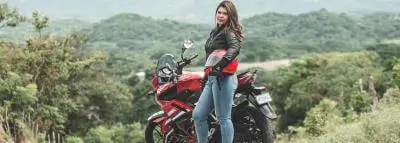 Bonus auto et moto : quelles différences ? femme-moto