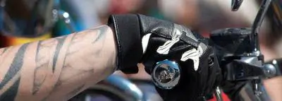 gants-moto Les gants Napospy sont connectés à un smartphone via une application