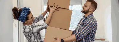 Hébergement à titre gratuit : règles et personnes concernées déménagement cartons