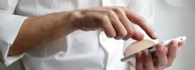 Résiliation en 3 clics : simplifiez vos démarches homme-mains-telephone