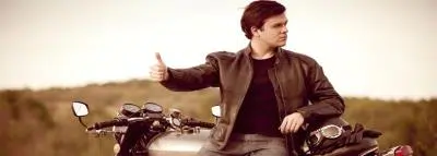 Dépannage moto: assistance rapide et efficace homme-moto-stop