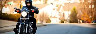 Vent moto : astuces pour rouler en sécurité homme-moto-route
