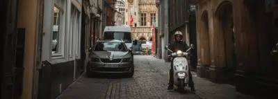 homme-scooter-ruelle homme-scooter-ruelle