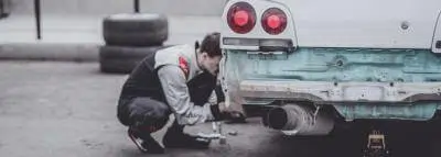 Contrôle technique auto : obligations, délais et sanctions homme voiture réparation