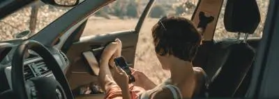 jeune-conductrice-connectee-smartphone jeune-conductrice-connectee-smartphone