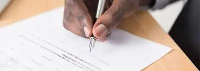 Contrat collectif d'assurance vie efficace main-stylo-contrat