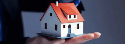 Une nouvelle taxe pour les propriétaires fera office de garantie contre les loyers impayés petite maison dans une main