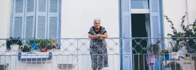 Vente et achat viager : quelle assurance ? femme appartement terrasse