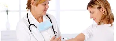 medecin-patiente-piqure medecin-patiente-piqure