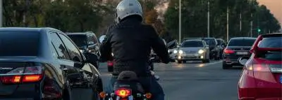 moto-entre-voitures moto-entre-voitures