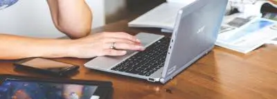 Comparateur assurance : trouvez le meilleur contrat ordinateur-recherche-femme