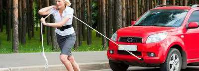 En panne sur l'autoroute : quel numéro appeler ? panne-voiture-rouge-femme