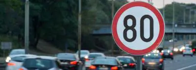Vitesse jeune conducteur : règles et limites panneau vitesse