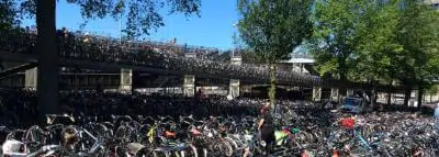 Les Pays-Bas sont particulièrement équipés en termes d'infrastructures dédiées au vélo parking-velos-hollande