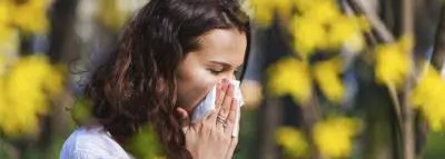 Les meilleures applications gratuites contre le pollen femme-arbres-fleurs-mouchoir