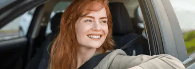 Femme souriante voiture