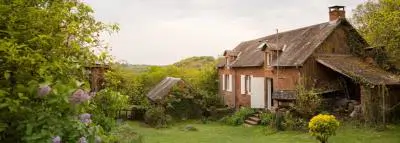 Assurance location saisonnière : guide complet maison-campagne-verdure