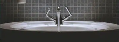 Faut-il couper l'eau avant de partir en vacances ? robinet eau