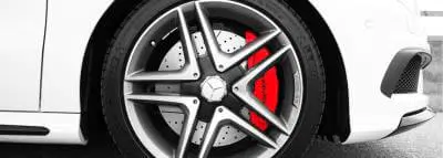 Freinage : clés pour un entretien efficace roue-frein-voiture-blanche