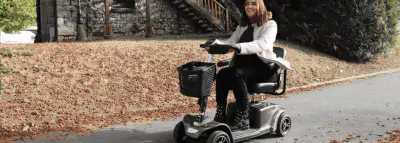 Assurance scooter handicap : trouvez la meilleure Femme sur un scooter pour personne à mobilité réduite