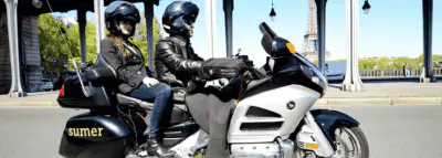 Assurance passager moto : protégez vos proches couple sur une moto