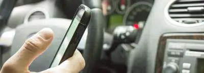 telephone-volant Une automobiliste arrêté sur la voie publique ne peut pas utiliser son téléphone