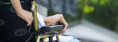 vieux-ehpad-fauteuil-senior vieux-ehpad-fauteuil-senior